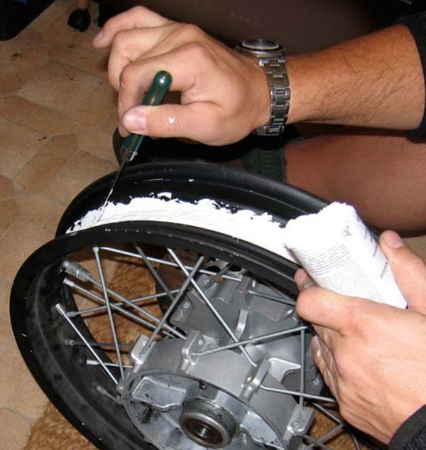 How to get tubeless tire on rim