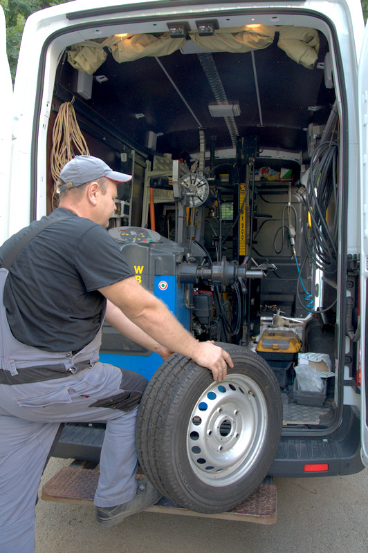 Truck tire hammer